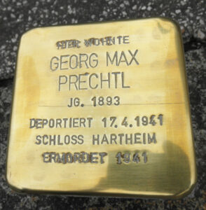 <p>HIER WOHNTE<br />
GEORG MAX PRECHTL<br />
JG. 1893<br />
DEPORTIERT 17.4.1941<br />
SCHLOSS HARTHEIM<br />
ERMORDET 1941</p>
