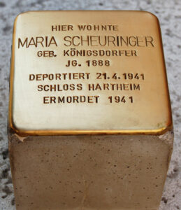 <p>HIER WOHNTE<br />
MARIA SCHEURINGER<br />
GEB. KÖNIGSDORFER<br />
JG. 1888<br />
DEPORTIERT 21.4.1941<br />
SCHLOSS HARTHEIM<br />
ERMORDET 1941</p>
