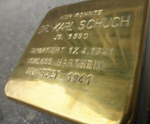 <p>HIER WOHNTE<br />
DR. KARL SCHUCH<br />
JG. 1880<br />
DEPORTIERT 17.4.1941<br />
SCHLOSS HARTHEIM<br />
ERMORDET 1941</p>
