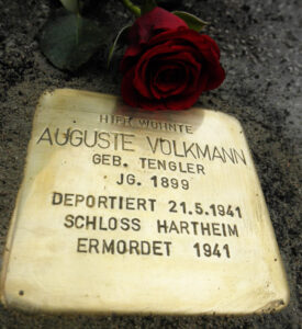 <p>HIER WOHNTE<br />
AUGUSTE VOLKMANN<br />
GEB. TENGLER<br />
JG. 1899<br />
DEPORTIERT 21.5.1941<br />
SCHLOSS HARTHEIM<br />
ERMORDET 1941</p>
