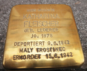 <p>HIER WOHNTE<br />
KATHARINA FLEISCHER<br />
GEB. LEDERER<br />
JG. 1878<br />
DEPORTIERT 9.6.1942<br />
MALY TROSTINEC<br />
ERMORDET 15.6.1942</p>
