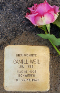 <p>HIER WOHNTE<br />
CAMILL WEIL<br />
JG. 1885<br />
FLUCHT 1938<br />
SCHWEDEN<br />
TOT 1943<br />
STOCKHOLM</p>
