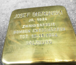 <p>JOSEF BIERONSKI<br />
JG. 1924<br />
ZWANGSARBEIT<br />
BOMBEN ENTSCHÄRFEN<br />
TOT 18.11.1944<br />
SALZBURG</p>
