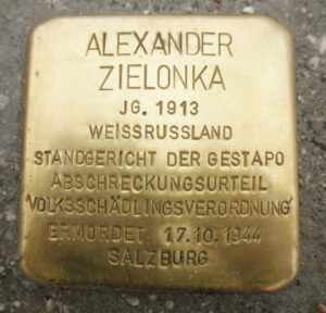 <p>ALEXANDER<br />
ZIELONKA<br />
JG. 1913<br />
WEISSRUSSLAND<br />
STANDGERICHT DER GESTAPO<br />
ABSCHRECKUNGSURTEIL<br />
‘VOLKSSCHÄDLINGSVERORDNUNG’<br />
ERMORDET 17.10.1944<br />
SALZBURG</p>
