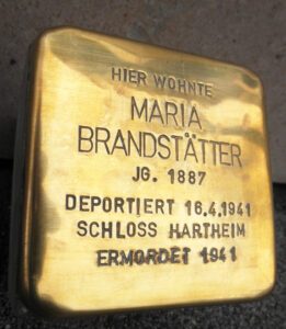 <p>HIER WOHNTE<br />
MARIA BRANDSTÄTTER<br />
JG. 1887<br />
DEPORTIERT 16.4.1941<br />
SCHLOSS HARTHEIM<br />
ERMORDET 1941</p>
