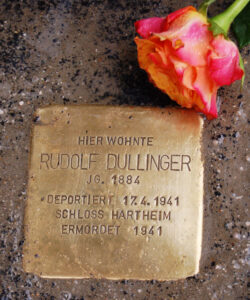 <p>HIER WOHNTE<br />
RUDOLF DULLINGER<br />
JG. 1884<br />
DEPORTIERT 17.4.1941<br />
SCHLOSS HARTHEIM<br />
ERMORDET 1941</p>
