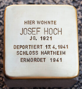 <p>HIER WOHNTE<br />
JOSEF HOCH<br />
JG. 1921<br />
DEPORTIERT 17.4.1941<br />
SCHLOSS HARTHEIM<br />
ERMORDET 1941</p>
