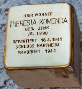 <p>HIER WOHNTE<br />
THERESIA KOMENDA<br />
GEB. ZINK<br />
JG. 1890<br />
DEPORTIERT 18.4.1941<br />
SCHLOSS HARTHEIM<br />
ERMORDET 1941</p>
