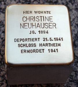 <p>HIER WOHNTE<br />
CHRISTINE NEUHAUSER<br />
JG. 1894<br />
DEPORTIERT 21.5.1941<br />
SCHLOSS HARTHEIM<br />
ERMORDET 1941</p>
