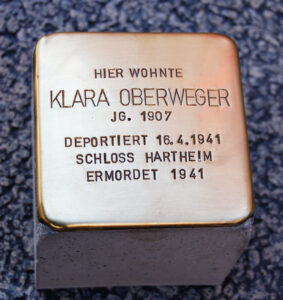 <p>HIER WOHNTE<br />
KLARA OBERWEGER<br />
JG. 1907<br />
DEPORTIERT 16.4.1941<br />
SCHLOSS HARTHEIM<br />
ERMORDET 1941</p>

