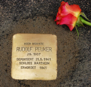 <p>HIER WOHNTE<br />
RUDOLF PEUKER<br />
JG. 1907<br />
DEPORTIERT 21.5.1941<br />
SCHLOSS HARTHEIM<br />
ERMORDET 1941</p>
