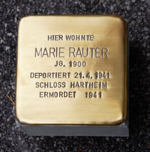 <p>HIER WOHNTE<br />
MARIE RAUTER<br />
JG. 1900<br />
DEPORTIERT 21.4.1941<br />
SCHLOSS HARTHEIM<br />
ERMORDET 1941</p>
