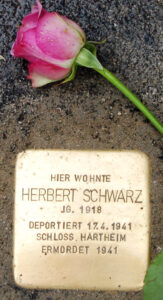 <p>HIER WOHNTE<br />
HERBERT SCHWARZ<br />
JG. 1918<br />
DEPORTIERT 17.4.1941<br />
SCHLOSS HARTHEIM<br />
ERMORDET 1941</p>
