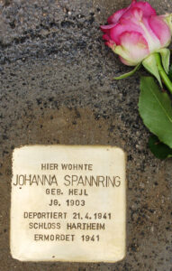 <p>HIER WOHNTE<br />
JOHANNA SPANNRING<br />
GEB. HEJL<br />
JG. 1903<br />
DEPORTIERT 21.4.1941<br />
SCHLOSS HARTHEIM<br />
ERMORDET 1941</p>
