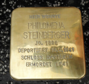 <p>HIER WOHNTE<br />
PHILOMENA STEINBERGER<br />
JG. 1896<br />
DEPORTIERT 18.4.1941<br />
SCHLOSS HARTHEIM<br />
ERMORDET 1941</p>
