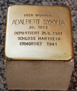 <p>HIER WOHNTE<br />
ADALBERT SYKYTA<br />
JG. 1912<br />
DEPORTIERT 21.5.1941<br />
SCHLOSS HARTHEIM<br />
ERMORDET 1941</p>
