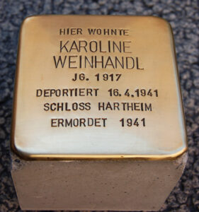 <p>HIER WOHNTE<br />
KAROLINE WEINHANDL<br />
JG. 1917<br />
DEPORTIERT 16.4.1941<br />
SCHLOSS HARTHEIM<br />
ERMORDET 1941</p>
