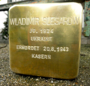 <p>WLADIMIR SLESAROW<br />
JG. 1924<br />
UKRAINE<br />
ERMORDET 20.8.1943<br />
KASERN</p>
