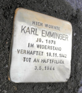 <p>HIER WOHNTE<br />
KARL EMMINGER<br />
JG. 1878<br />
IM WIDERSTAND<br />
VERHAFTET 18.11.1942<br />
TOT AN HAFTFOLGEN<br />
3.5.1944</p>
