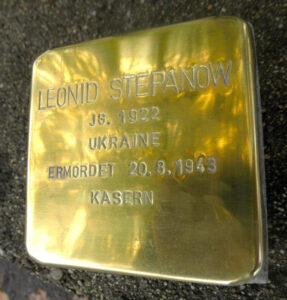 <p>LEONID STEPANOW<br />
JG. 1922<br />
UKRAINE<br />
ERMORDET 20.8.1943<br />
KASERN</p>

