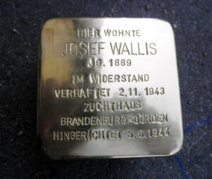 <p>HIER WOHNTE<br />
JOSEF WALLIS<br />
JG. 1889<br />
IM WIDERSTAND<br />
VERHAFTET 2.11.1943<br />
ZUCHTHAUS<br />
BRANDENBURG-BÖRDEN<br />
HINGERICHTET 5.6.1944</p>
