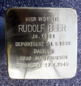 <p>HIER WOHNTE<br />
RUDOLF BEER<br />
JG. 1901<br />
DEPORTIERT 31.8.1938<br />
DACHAU<br />
1939 MAUTHAUSEN<br />
ERMORDET 17.4.1940</p>
