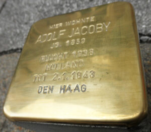 <p>HIER WOHNTE<br />
ADOLF JACOBY<br />
JG. 1859<br />
FLUCHT 1938<br />
HOLLAND<br />
TOT 2.1.1943<br />
DEN HAAG</p>
