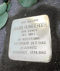 <p>HIER WOHNTE<br />
MARIA BUMBERGER<br />
GEB. EBNER<br />
JG. 1901<br />
IM WIDERSTAND<br />
DEPORTIERT 21.7.1942<br />
AUSCHWITZ<br />
ERMORDET 17.11.1942</p>
