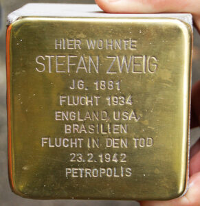 <p>HIER WOHNTE<br />
STEFAN ZWEIG<br />
JG. 1881<br />
FLUCHT FEBRUAR 1934<br />
ENGLAND, USA,<br />
BRASILIEN<br />
TOT 23.2.1942<br />
PETROPOLIS</p>