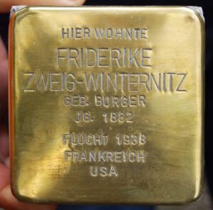 <p>HIER WOHNTE<br />
FRIDERIKE ZWEIG-WINTERNITZ<br />
GEB. BURGER<br />
JG. 1882<br />
FLUCHT 1938<br />
FRANKREICH, USA<br />
ÜBERLEBT</p>
