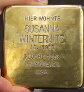 <p>HIER WOHNTE<br />
SUSANNA WINTERNITZ<br />
JG. 1910<br />
FLUCHT 1938<br />
FRANKREICH, USA<br />
ÜBERLEBT</p>
