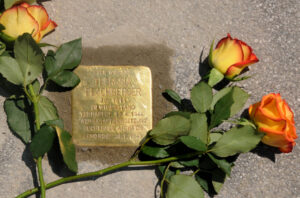 <p>HIER WOHNTE<br />
THERESIA<br />
FLACHBERGER<br />
JG. 1911<br />
IM WIDERSTAND<br />
VERHAFTET 13.4.1944<br />
WEHRKRAFTZERSETZUNG<br />
ZUCHTHAUS AICHACH<br />
ERMORDET 24.1.1945</p>
