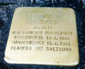 <p>FERDINAND KOWATSCH<br />
JG. 1912<br />
KRIEGSDIENST VERWEIGERT<br />
14.4.1942 ZUM TODE VERURTEILT<br />
ERSCHOSSEN 15.4.1942<br />
GLANEGG BEI SALZBURG</p>
