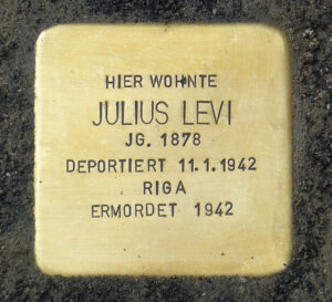 <p>HIER WOHNTE<br />
JULIUS LEVI<br />
JG. 1878<br />
DEPORTIERT 11.1.1942<br />
RIGA<br />
ERMORDET 1942</p>
