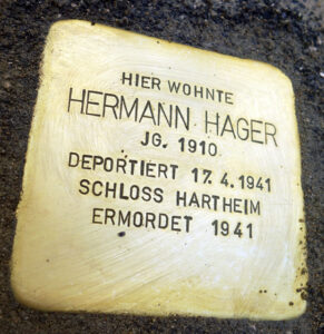 <p>HIER WOHNTE<br />
HERMANN HAGER<br />
JG. 1910<br />
DEPORTIERT 17.4.1941<br />
SCHLOSS HARTHEIM<br />
ERMORDET 1941</p>
