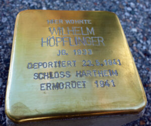 <p>HIER WOHNTE<br />
WILHELM HÖPFLINGER<br />
JG. 1933<br />
DEPORTIERT 23.5.1941<br />
SCHLOSS HARTHEIM<br />
ERMORDET 1941</p>
