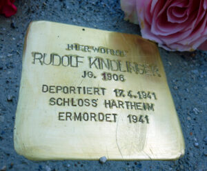 <p>HIER WOHNTE<br />
RUDOLF KINDLINGER<br />
JG. 1906<br />
DEPORTIERT 17.4.1941<br />
SCHLOSS HARTHEIM<br />
ERMORDET 1941</p>
