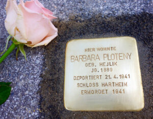 <p>HIER WOHNTE<br />
BARBARA PLOTENY<br />
GEB. HEJLIK<br />
JG. 1889<br />
DEPORTIERT 21.4.1941<br />
SCHLOSS HARTHEIM<br />
ERMORDET 1941</p>
