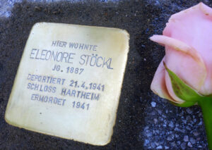 <p>HIER WOHNTE<br />
ELEONORE STÖCKL<br />
JG. 1887<br />
DEPORTIERT 21.4.1941<br />
SCHLOSS HARTHEIM<br />
ERMORDET 1941</p>
