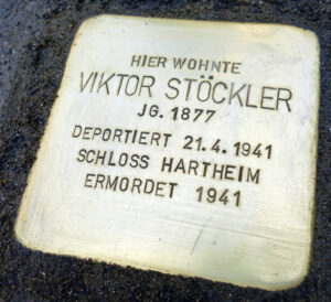 <p>HIER WOHNTE<br />
VIKTOR STÖCKLER<br />
JG. 1877<br />
DEPORTIERT 21.4.1941<br />
SCHLOSS HARTHEIM<br />
ERMORDET 1941</p>
