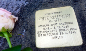 <p>HIER WOHNTE<br />
FRITZ KOLLINSKY<br />
JG. 1875<br />
VERTRIEBEN DEZ. 1938<br />
GESTAPO-HAFT BERLIN<br />
TOT AN HAFTFOLGEN<br />
BERLIN 29.8.1945</p>
