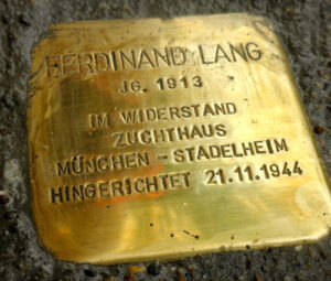 <p>FERDINAND LANG<br />
JG. 1913<br />
IM WIDERSTAND<br />
ZUCHTHAUS<br />
MÜNCHEN-STADELHEIM<br />
HINGERICHTET 21.11.1944</p>
