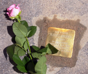 <p>HIER WOHNTE<br />
AUGUST GRUBER<br />
JG 1894<br />
IM WIDERSTAND<br />
VERHAFTET 6.2.1942<br />
BERLIN-PLÖTZENSEE<br />
HINGERICHTET 23.3.1942</p>
