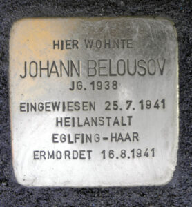<p>HIER WOHNTE<br />
JOHANN BELOUSOV<br />
JG. 1938<br />
EINGEWIESEN 25.7.1941<br />
HEILANSTALT<br />
EGLFING-HAAR<br />
ERMORDET 16.8.1941</p>
