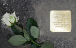 <p>HIER WOHNTE<br />
ELVIRA POSCH<br />
JG. 1912<br />
DEPORTIERT 21.5.1941<br />
SCHLOSS HARTHEIM<br />
ERMORDET 1941</p>
