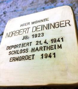<p>HIER WOHNTE<br />
NORBERT DEININGER<br />
JG. 1923<br />
DEPORTIERT 21.4.1941<br />
SCHLOSS HARTHEIM<br />
ERMORDET 1941</p>

