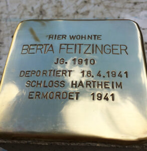 <p>HIER WOHNTE<br />
BERTA FEITZINGER<br />
JG. 1910<br />
DEPORTIERT 16.4.1941<br />
SCHLOSS HARTHEIM<br />
ERMORDET 1941</p>
