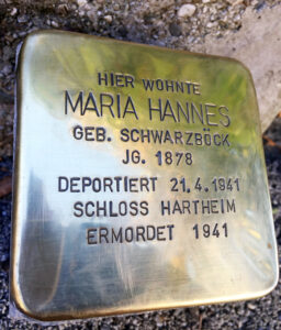 <p>HIER WOHNTE<br />
MARIA HANNES<br />
GEB. SCHWARZBÖCK<br />
JG. 1878<br />
DEPORTIERT 21.4.1941<br />
SCHLOSS HARTHEIM<br />
ERMORDET 1941</p>
