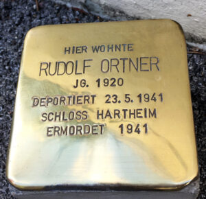 <p>HIER WOHNTE<br />
RUDOLF ORTNER<br />
JG. 1920<br />
DEPORTIERT 23.5.1941<br />
SCHLOSS HARTHEIM<br />
ERMORDET 1941</p>
