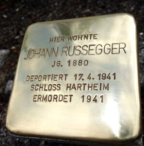 <p>HIER WOHNTE<br />
JOHANN RUSSEGGER<br />
JG. 1880<br />
DEPORTIERT 17.4.1941<br />
SCHLOSS HARTHEIM<br />
ERMORDET 1941</p>
